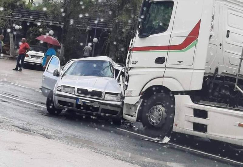Teška prometna nesreća u Jablanici, vozač hitno prebačen u bolnicu